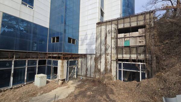 18일 오전 인천 연수구 동춘동 783의22 일대는 지난 2006년 공사 중단으로 창문 등이 깨진 건물만 높게 솟아있다. 조병석기자