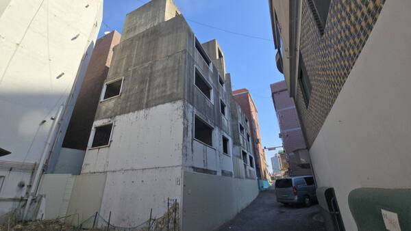 18일 오전 인천 동구 만석동 14의13의 4층짜리 흰색 건물은 지난 2001년 공사가 멈추면서 페인트칠이 다 까지고, 벽면 곳곳엔 금이 가있는 등 무너질 듯 서있다. 조병석기자