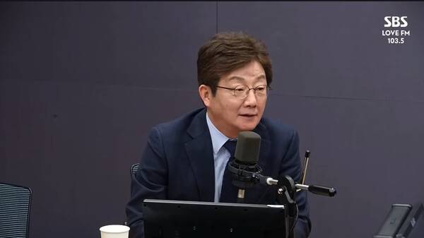 ▲유승민 전 국민의힘 의원이 17일 SBS 라디오 김태현의 정치쇼에 출연해 정규재 전 한국경제신문 주필의 이재명 민주당 대표 악마화 반대 글을 두고 명비어천가라며 어이가 없다고 비판하고 있다. 사진=SBS 정치쇼 영상 갈무리