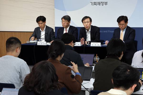 ▲ 정정훈 기획재정부 세제실장(왼쪽 세 번째)이 3월11일 정부세종청사 기재부 기자실에서 유산취득세 도입 방안에 관해 설명하고 있다. 왼쪽부터 김완수 상속세개편팀장, 김건영 조세개혁추진단장, 정 실장, 김병철 재산소비세정책관. ⓒ연합뉴스