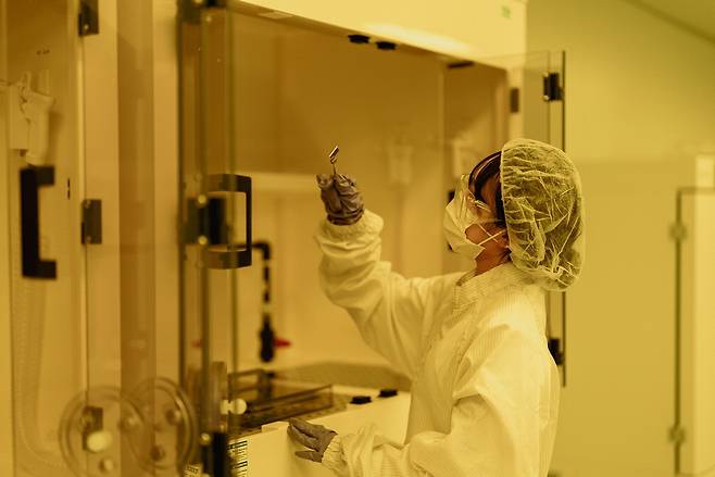 단국대 학생이 반도체 클린룸에서 실습하고 있다. 단국대