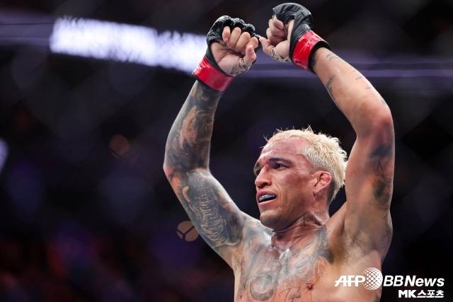 ‘Do Bronx’ 찰스 올리베이라가 일리야 토푸리아에게 경고했다. 사진=AFPBBNews=News1