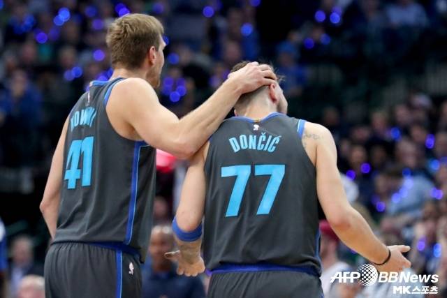 노비츠키는 “정말 이상한 순간이었다. 텅 빈 코트에 서 있었는데 갑자기 돈치치가 뛰어들었다. 노란색 유니폼을 입고”라며 “믿을 수 없을 만큼 낯선 일이다. 몇 주, 혹은 몇 개월은 지나야 현실로 받아들일 수 있을 것 같다”고 밝혔다. 사진=AFPBBNews=News1