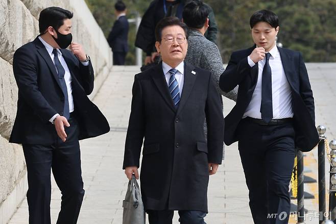 [서울=뉴시스] 권창회 기자 = 암살 위협설이 제기된 이재명 더불어민주당 대표가 17일 서울 여의도 국회에서 최고위원회의와 비상의원총회를 마친 뒤 경호원의 보호를 받으며 이동하고 있다.  경찰은 이날 오전 서울 서대문구 경찰청에서 열린 정례 브리핑에서 암살 위협설이 제기된 이 대표에 대한 신변 보호 조치를 당과 협의 중이라고 밝혔다. 2025.03.17. kch0523@newsis.com /사진=권창회