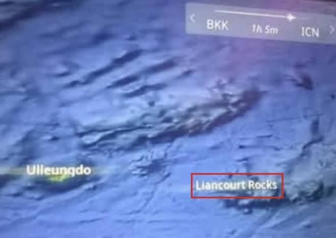 동남아 항공사들이 기내 개인 좌석 스크린에서 제공하는 지도 서비스에 '독도'(Dokdo)를 '리앙쿠르 암초'(Liancourt Rocks)라고 잘못 표기해 논란이 일고 있다/사진=서경덕 교수 SNS