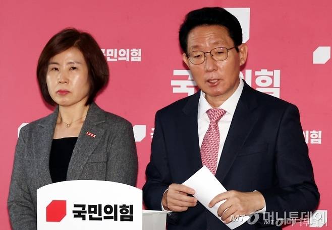 김상훈 국민의힘 정책위의장이 18일 오후 서울 여의도 국회에서 열린 연금개혁특별위원회 관련 기자간담회에서 취재진의 질문에 답변하고 있다. 왼쪽은 김미애 보건복지위 간사. /사진=뉴시스