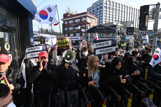 윤석열 대통령 탄핵 심판 선고를 앞둔 14일 서울 종로구 안국역에서 시민들이 탄핵 찬반 집회를 하고 있다. 윤성호 기자
