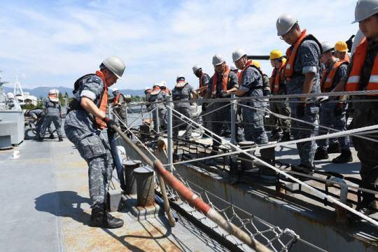 해군 8전투훈련단이 2024년 8월 23일 경남 창원시 진해 해군기지에서 을지프리덤실드(UFS) 연습 일환으로 예비역함정 남원함의 전시 부대창설식과 함정 재취역 훈련을 실시하고 있다. 훈련에 참가한 전시전환현역과 예비군들이 남원함에서 출항 준비를 하고 있다. 해군 8전투훈련단 제공