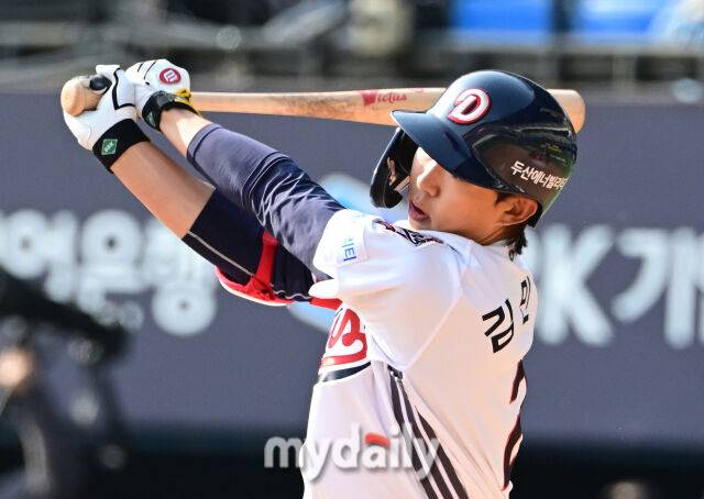 2025년 3월 14일 오후 서울 잠실야구장에서 2025 신한 SOL뱅크 KBO 리그 시범경기 KIA 타이거즈와 두산 베어스의 경기가 열렸다. 두산 김민석이 9회말 1사 1루서 대타로 나와 타격하고 있다./마이데일리