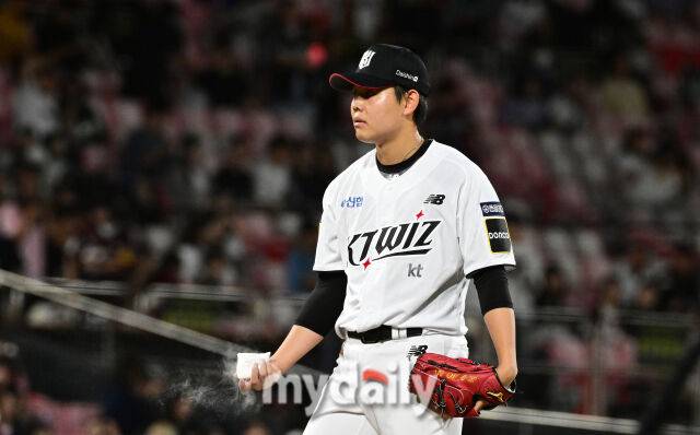 2024년 9월 27일 경기도 수원KT위즈파크에서 '2024 신한 SOL Bank KBO리그, 키움 히어로즈와 KT 위즈의 경기가 열렸다. KT 소형준이 7회초 구원등판해 투구를 준비하고 있다./마이데일리