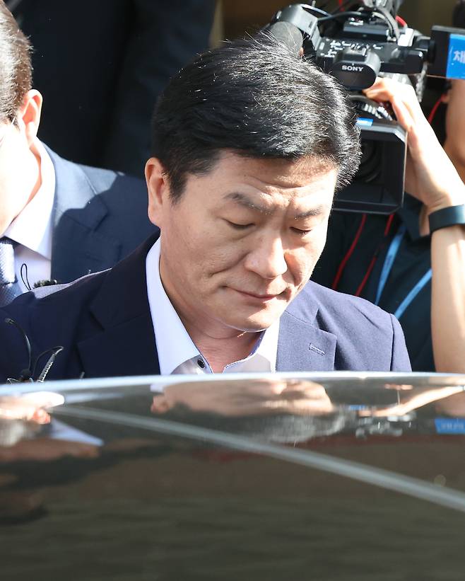 이태원 참사 부실대응 등의 혐의로 금고 3년형을 받은 이임재 전 용산경찰서장이 지난해 9월 서울 마포구 서울 서부지방법원에서 열린 선고공판을 마치고 이동하고 있다. [뉴시스 제공]