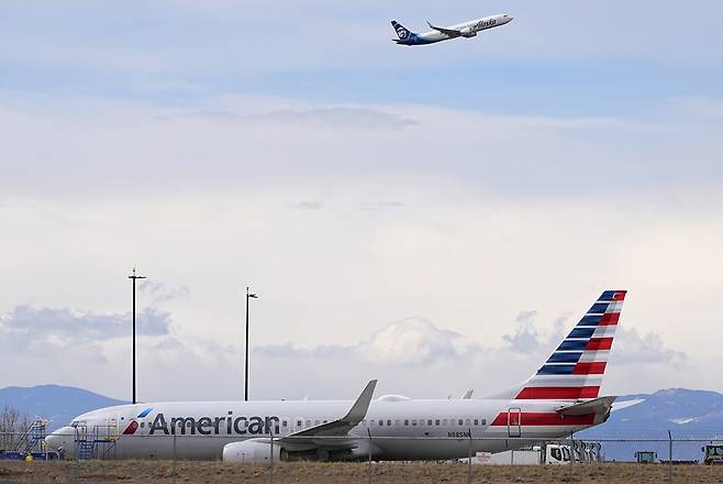 지난 14일(현지시간) 미국 덴버국제공항에 아메리칸항공 여객기가 전날 발생한 엔진 화재로 멈춰서 있는 모습 [AP]