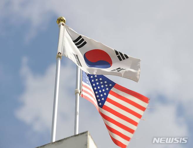 [서울=뉴시스] 김금보 기자 = 2023년 7월26일 서울 종로구 대한민국역사박물관에서 열린 한미동맹70주년 기념 특별전에 태극기와 성조기가 펄럭이는 모습. 2025.03.18.