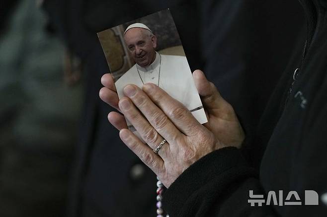 [바티칸=AP/뉴시스] 수녀들이 지난 10일(현지 시간) 바티칸 성 베드로 광장에서 열린 프란치스코 교황을 위한 묵주 기도회에서 기도하고 있다. 2025.03.18.