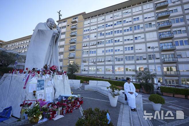 [로마=AP/뉴시스] 프란치스코 교황이 입원 중인 이탈리아 로마의 아고스티노 제멜리 병원 앞에서 지난 6일(현지 시간) 한 남성이 교황의 회복을 기원하며 기도하고 있다. 2025.03.18.