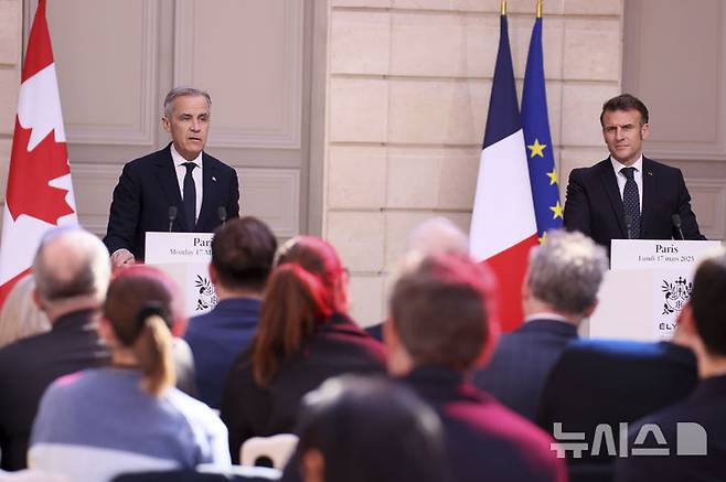 [파리=AP/뉴시스] 에마뉘엘 마크롱(오른쪽) 프랑스 대통령과 마크 카니 캐나다 총리가 17일(현지 시간) 프랑스 파리 엘리제궁에서 회담 후 공동 기자회견을 하고 있다. 2025.03.18.