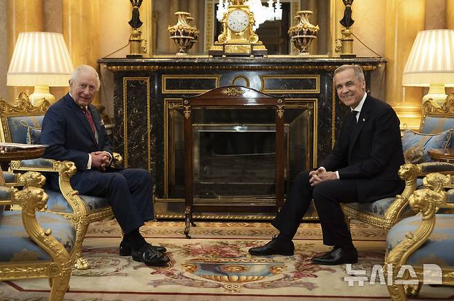 [런던=AP/뉴시스] 찰스 3세(왼쪽) 영국 국왕이 17일(현지 시간) 영국 런던 버킹엄궁 1844룸에서 마크 카니 캐나다 총리와 환담하고 있다. 2025.03.18.