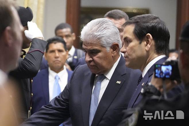 [파나마시티=AP/뉴시스] 호세 라울 물리노(왼쪽) 파나마 대통령이 지난달 2일 마코 루비오 미국 국무장관과 함께 파나마시티의 대통령궁 회담장에 도착하고 있다. 물리노 대통령은 회담 후 기자회견에서 "파나마 운하는 파나마가 운영하며 앞으로도 그럴 것"이라고 말했다. 2025.03.18.