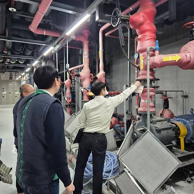 [창원=뉴시스] 강경국 기자 = 경남 창원소방본부 직원들이 지하 주차장에서 스프링클러 작동 여부를 점검하고 있다. (사진=창원시청 제공). 2025.03.18. photo@newsis.com *재판매 및 DB 금지