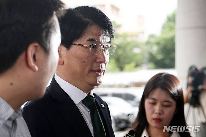 [서울=뉴시스] 최동준 기자 = 보좌진 성추행 혐의로 재판에 넘겨져 1심에서 실형을 선고받고 법정 구속된 박완주 전 의원이 항소심 첫 재판에서 혐의를 부인했다. 사진은 박 전 의원이 지난 2023년 8월 서울 양천구 서울남부지방법원에서 열린 1차 공판에 출석하고 있는 모습. (공동취재사진) 2023.08.30. photo@newsis.com