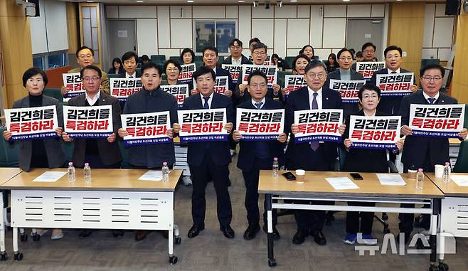 [서울=뉴시스] 고승민 기자 = 이성윤 더불어민주당 의원 등 초선 의원들이 지난해 11월26일 서울 여의도 국회 의원회관에서 열린 더불어민주당 초선의원 모임 '더민초' 긴급 비상총회에서 피켓을 들고 구호를 외치고 있다. 2024.11.26. kkssmm99@newsis.com