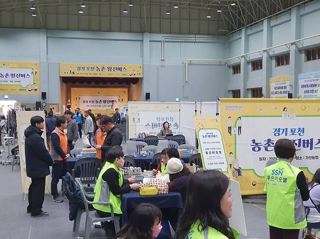 [포천=뉴시스] 18일 경기도 포천에서 진행된 농촌왕진버스 사업 현장. (사진 = 농림축산식품부 제공) 2025.03.18.  *재판매 및 DB 금지