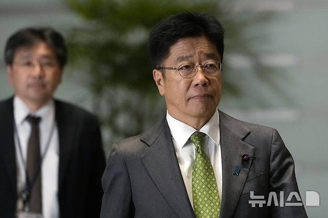 [도쿄=AP/뉴시스]가토 가쓰노부 일본 재무상은 주요 7개국(G7) 재무장관 회의에서 미국의 관세 조치에 대해 "유감이다"는 뜻을 표명했다. 사진은 가토 재무상이 지난해 11월 도쿄 총리 관저에 들어서고 있는 모습. 2025.03.18.