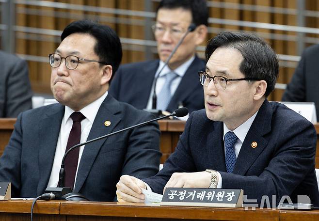 [서울=뉴시스] 국회사진기자단 = 한기정 공정거래위원회 위원장이 18일 오전 서울 여의도 국회 정무위원회에서 열린 홈플러스·MBK 파트너스 및 삼부토건 관련 긴급 현안질의에서 의원 질의에 답변하고 있다. 2025.03.18. photo@newsis.com