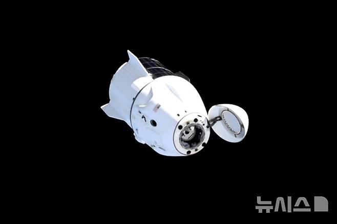 [AP/뉴시스] 미 나사 비데오 사진으로 나사 비행사 3명과 러시아 비행사 1명 등 4명을 태운 스페이스X의 우주선 크루-9이 ISS 도킹을 끝내고 지구로 내려오고 있다