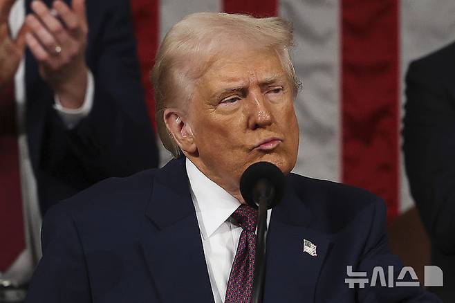 [워싱턴=AP/뉴시스]도널드 트럼프 미국 대통령이 지난 4일(현지 시간) 미국 워싱턴DC 국회의사당에서 의회 상하원 합동 연설을 진행하고 있다. 2025.03.18.