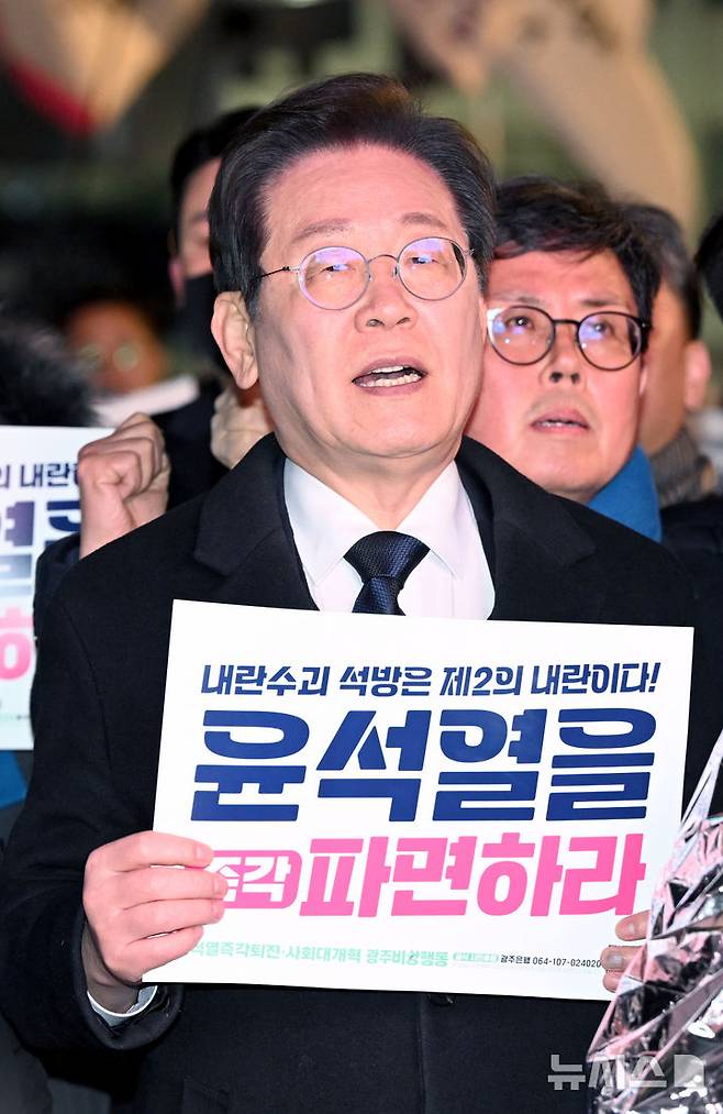 [광주=뉴시스] 김혜인 기자 = 이재명 더불어민주당 대표가 18일 오후 광주 동구 5·18 민주광장에서 열린 '내란수괴 윤석열 즉각파면 긴급 광주시민대회' 집회에 참여해 윤 대통령 탄핵을 촉구하고 있다. 2025.03.18. hyein0342@newsis.com