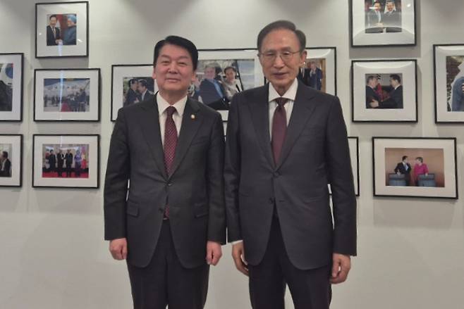 이명박 전 대통령이 17일 서울 서초구 이명박재단을 방문한 국민의힘 안철수 의원과 면담 후 기념촬영 하고 있다. 연합뉴스