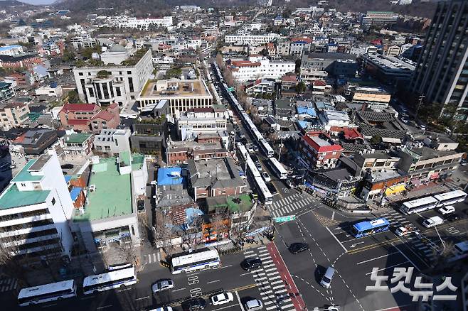 윤석열 대통령 탄핵 심판 선고가 임박한 17일 서울 종로구 헌법재판소 주변에 경찰 차벽이 설치돼 있다. 류영주 기자