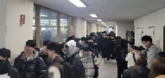 18일 내린 폭설로 학교에 고립된 강원대 도계캠퍼스 재학생들. 독자 제공