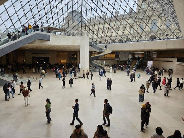 프랑스 정부가 최근 리노베이션 계획을 발표한 파리 루브르 박물관 전경.