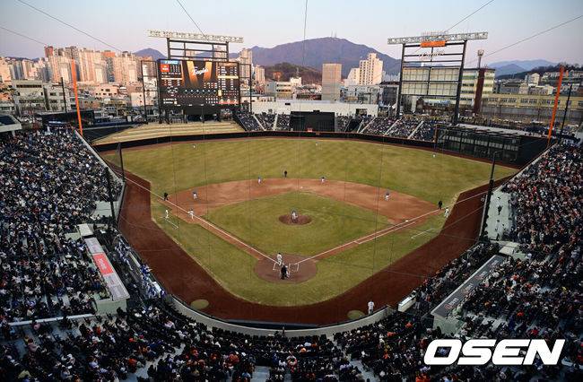[OSEN=대전, 김성락 기자] 17일 오후 대전 중구 대전한화생명볼파크에서  2025 신한 SOL뱅크 KBO 리그 한화 이글스와 삼성 라이온즈의 시범 경기가 열렸다. 팬들이 한화생명볼파크를 방문했다. 2025.03.17 / ksl0919@osen.co.kr