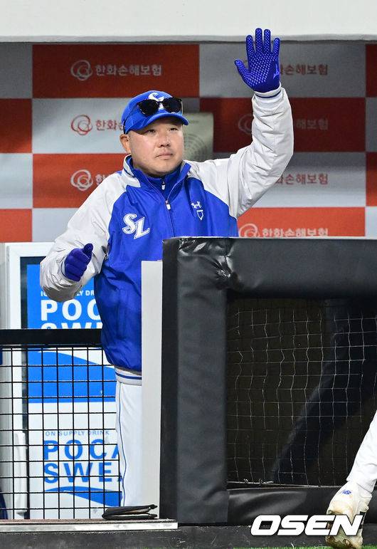 [OSEN=대전, 김성락 기자] 17일 오후 대전 중구 대전한화생명볼파크에서  2025 신한 SOL뱅크 KBO 리그 한화 이글스와 삼성 라이온즈의 시범 경기가 열렸다. 4회초 2사 1, 3루 삼성 이재현의 동점 1타점 적시타 때 박진만 감독이 기뻐하고 있다. 2025.03.17 / ksl0919@osen.co.kr