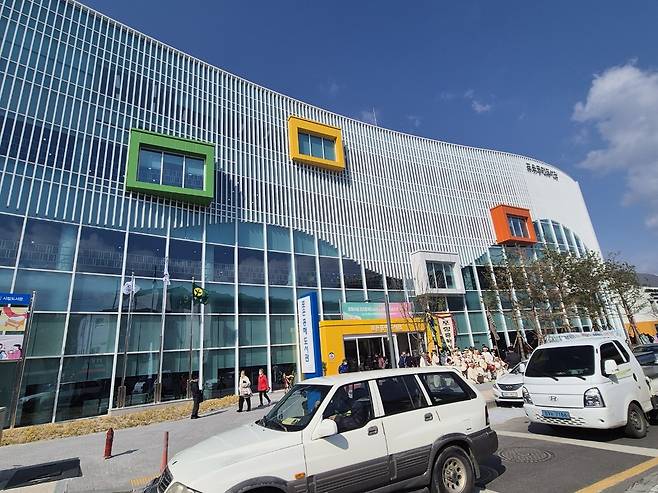 포은흥해도서관 전경.