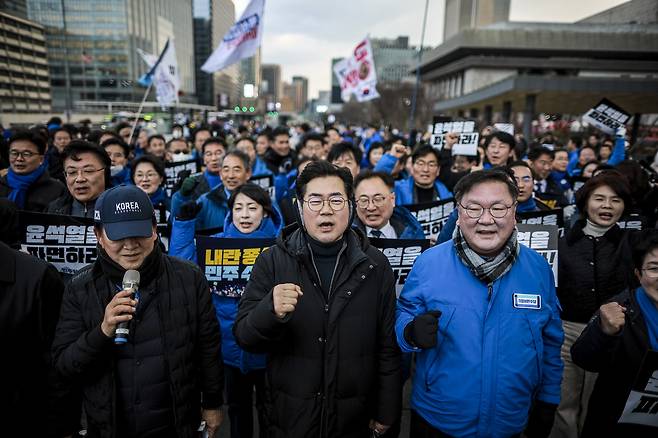 박찬대 더불어민주당 원내대표를 비롯한 의원들이 18일 서울 종로구 광화문광장에서 윤석열 대통령 파면을 촉구하는 도보행진을 마친 뒤 구호를 외치고 있다.&nbsp; &nbsp;뉴시스