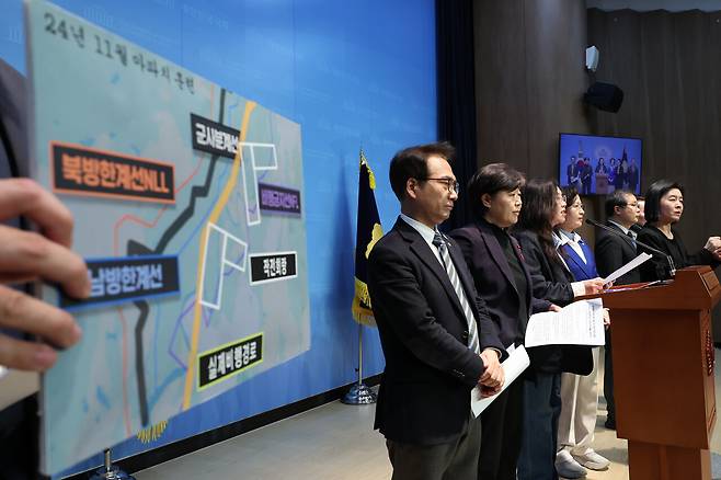 더불어민주당 '윤석열내란진상조사단' 의원들이 3월18일 서울 여의도 국회 소통관에서 "윤석열이 계엄 실행의 명분을 만들기 위해 군 헬기를 동원해 북한을 의도적으로 도발하는 작전을 수행한 정황을 확인했다"고 밝히며 윤 대통령의 즉각 파면을 촉구하고 있다. ⓒ연합뉴스