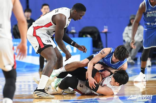 정관장 변준형(아래)과 가스공사 샘조세프 벨랑겔(위)이 17일 대구체육관에서 벌어진 정규리그 6라운드 경기 도중 루스볼을 다투고 있다. 두 팀은 이날도 격렬한 몸싸움을 벌였다. 사진제공｜KBL