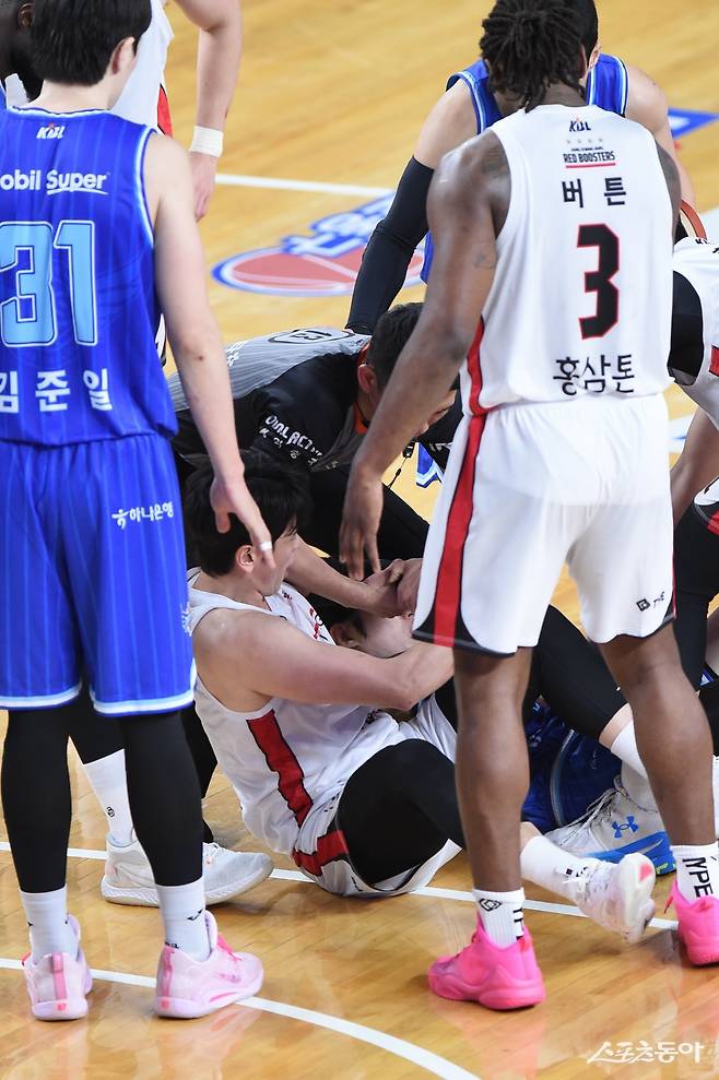 12일 대구체육관에서 벌어진 가스공사-정관장전. 심판이 정관장 변준형(아래 왼쪽)과 가스공사 박지훈이 볼을 다툰 이후 점프볼이 선언됐는데도 엉켜있자 제지하고 있다. 이 장면 이후 양 팀 선수들은 감정적인 플레이를 이어가면서 눈살을 찌푸리게 했다. 사진제공｜KBL
