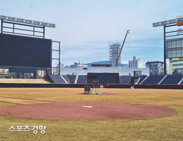 홈플레이트 뒤편에서 바라본 대전 한화생명 볼파크 전경. 대전 | 배재흥 기자