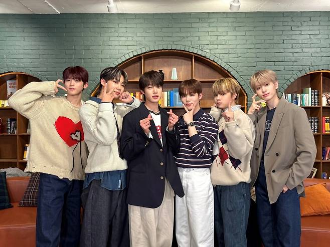 위드어스엔터테인먼트 제공