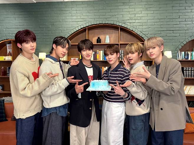 위드어스엔터테인먼트 제공