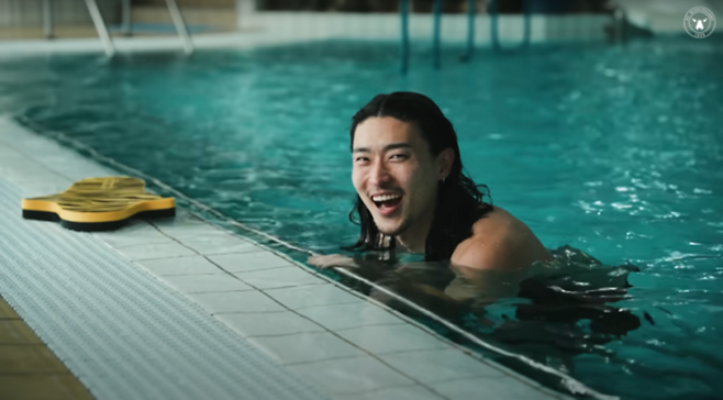 ▲ 월드컵 맹활약을 바탕으로 조규성은 유럽의 관심을 받게 됐고, 그 결과 2023-24시즌을 앞두고 미트윌란으로 전격 이적했다. 조규성은 미트윌란 입단 첫 시즌부터 완벽히 주전을 꿰찼다. 모든 대회 35경기에 출전해 13골과 4도움을 기록했다. 비록 시즌 중반 침묵에 빠진 적도 있었지만, 미트윌란은 결국 수페르리가 우승을 차지했고 조규성 역시 우승에 대한 기쁨을 만끽했다. ⓒ 미트윌란