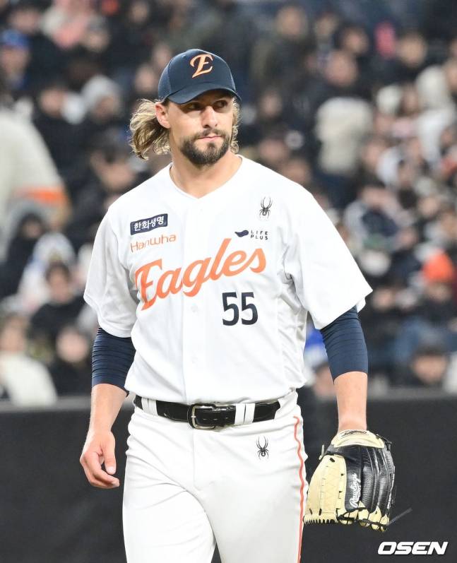 한화의 라이언 와이스가 17일 대전 한화생명 볼파크에서 열린 삼성과 2025 KBO 시범경기에서 한곳을 응시하고 있다.