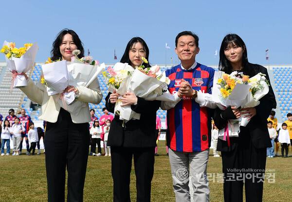 수원시 이재준시장이 박세라, 심서연, 어희진 선수의 은퇴 꽃다발 전달.