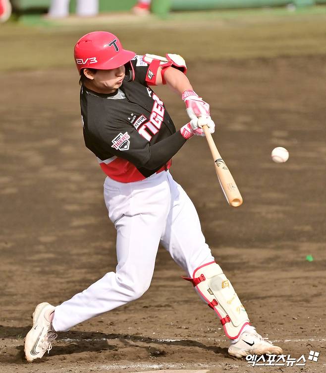 22일 오후 일본 오키나와 코자 신킨 스타디움에서 열린 KIA 타이거즈와 히로시마 도요카프의 연습경기, 8회초 1사 1루 KIA 윤도현이 타격을 하고 있다. 엑스포츠뉴스 DB