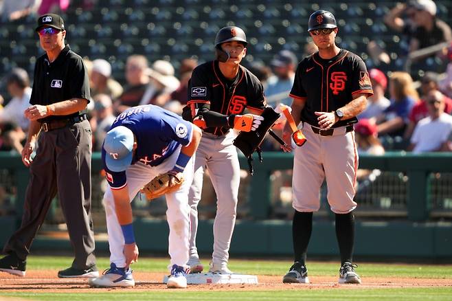 허리 통증을 느끼고 있는 샌프란시스코 자이언츠 외야수 이정후가 18일 MRI 검진을 진행했다. 검진 결과는 19일에 나올 예정으로, 밥 멜빈 샌프란시스코 감독은 좋은 소식이 있길 바란다고 전했다. AP 연합뉴스